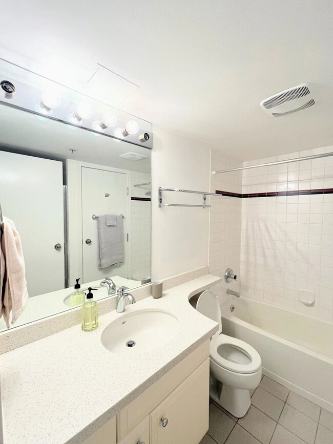 Building Photo - 1979 Yew St