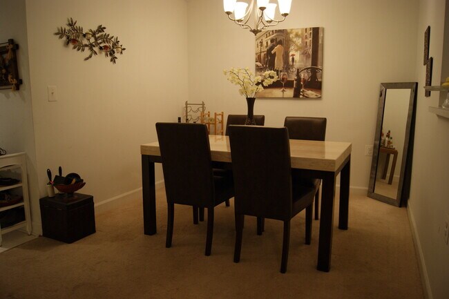 Building Photo - Spacious 2 Bedroom Condo - Mt. Washington