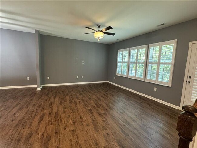 Building Photo - 3 Bedroom, 2 1/2 Bath End Unit Townhouse i...