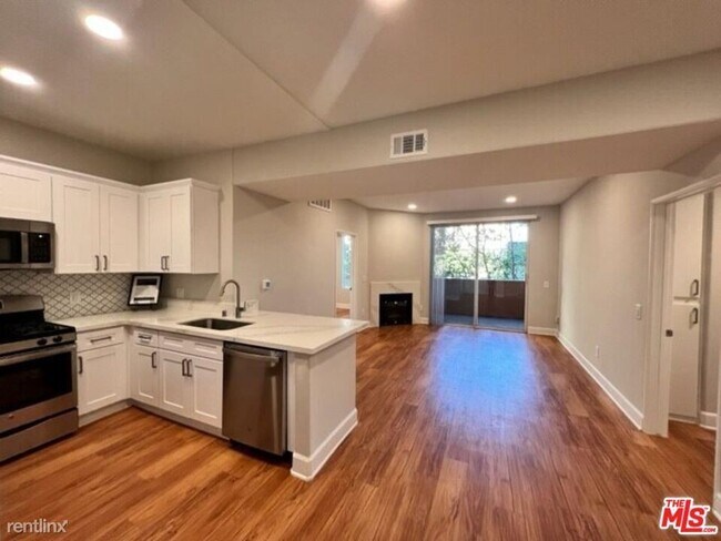 Building Photo - 2 br, 2 bath Condo - 5551 W 6th St Apt 3113