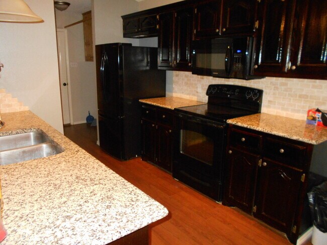 Foto del edificio - Beautiful 3/2/2 with a Large Master Bedroom