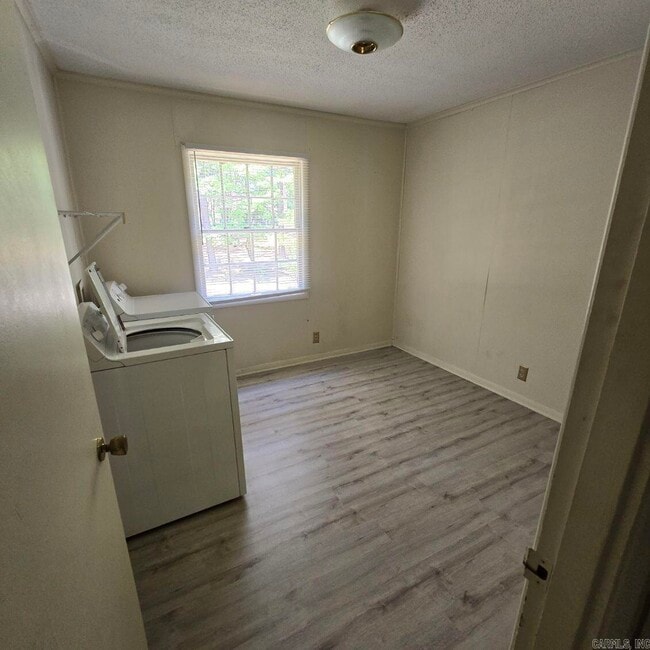 Building Photo - 2404 Pine Hill Dr