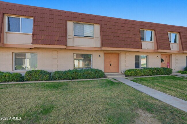 Building Photo - 1628 E Logan Dr