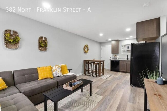 Foto del edificio - 382 N Franklin St