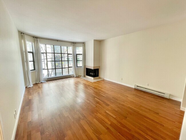 Foto del edificio - Contemporary, Light Filled Condo w/Garage ...