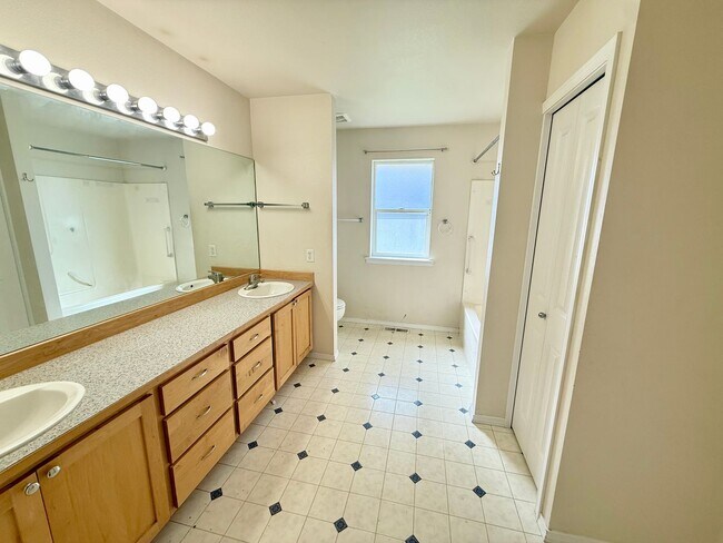 Foto del edificio - 3 Bedroom, 2 Bath Home Available!