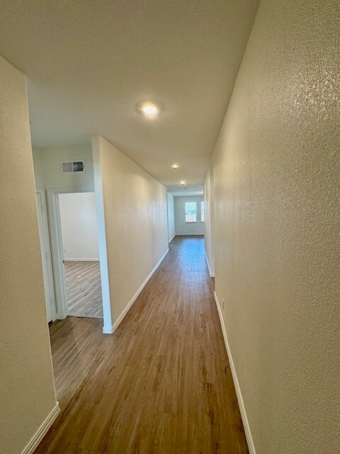 Foto del edificio - 5036 Waterway Dr