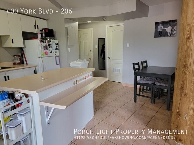 Building Photo - 2 Bedroom Open Concept Condo in Excellent ...