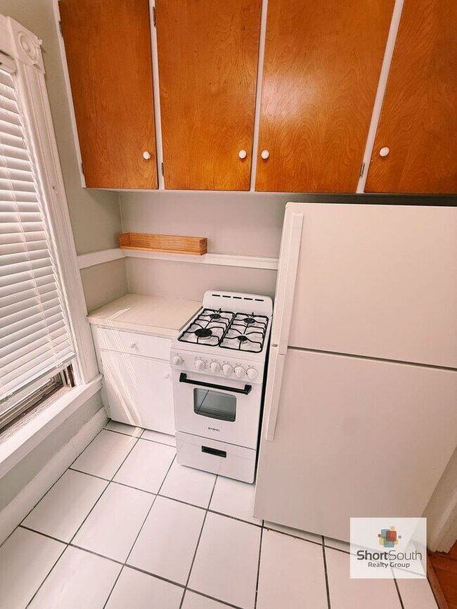 Foto del edificio - Updated 1 bed 1 bath upper unit townhome with basement and Laundry