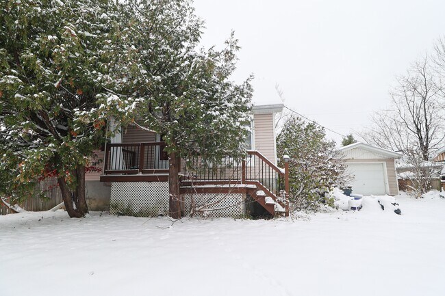 Photo du bâtiment - 1230 Notting Hill Ave