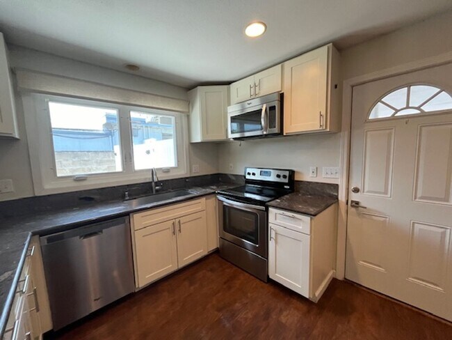 Foto del edificio - Available 08/16/2025! - Large 4 bedroom/2 ...