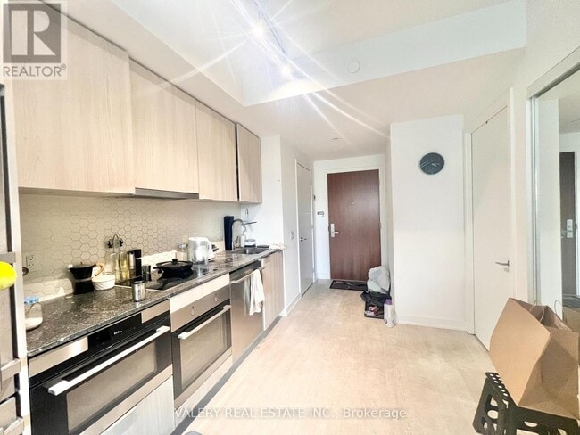 Building Photo - 15 Queens Quay E