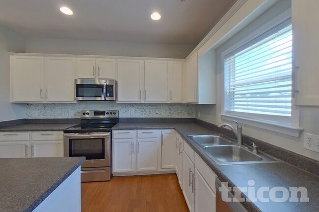 Building Photo - 527 W Saddletree Dr