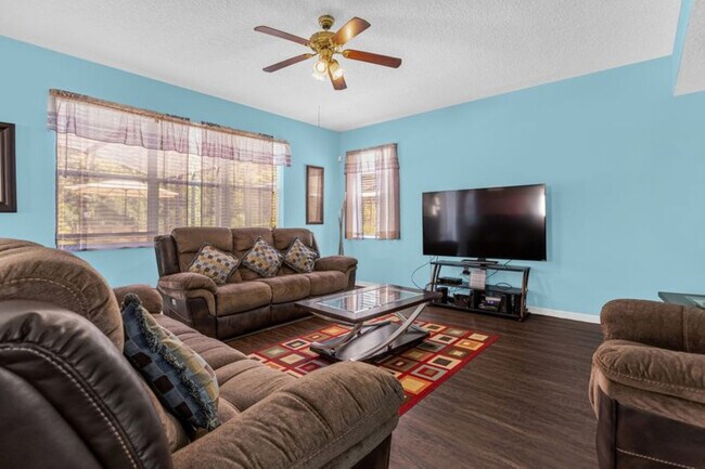 Foto del edificio - 325 Willow View Dr