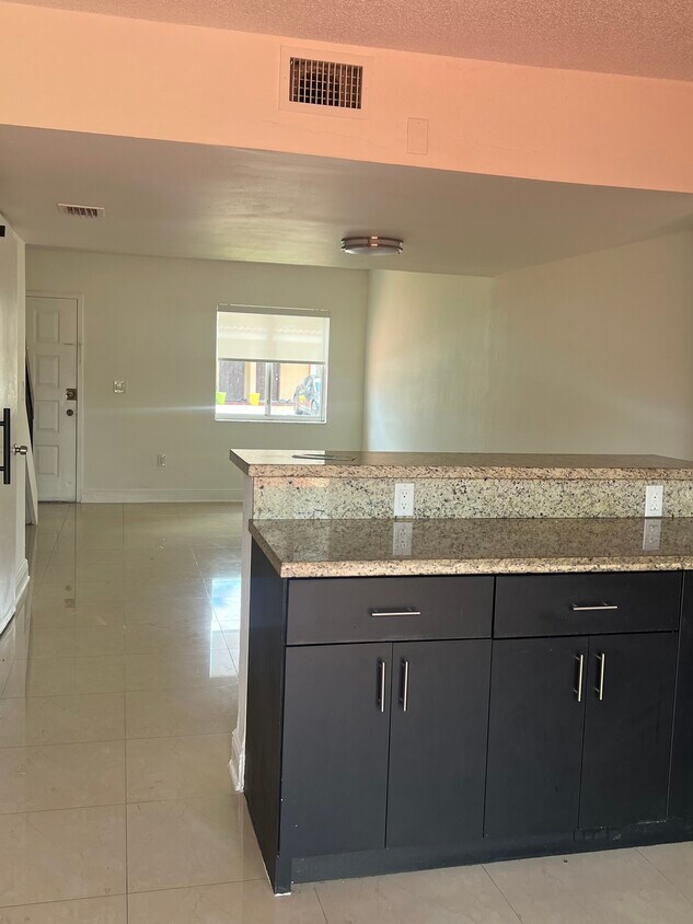 Foto del edificio - 8245 NW 6th Ter