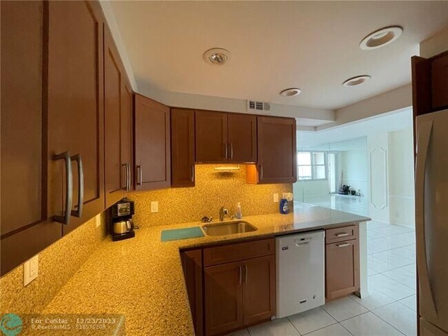 Building Photo - 305 N Pompano Beach Blvd