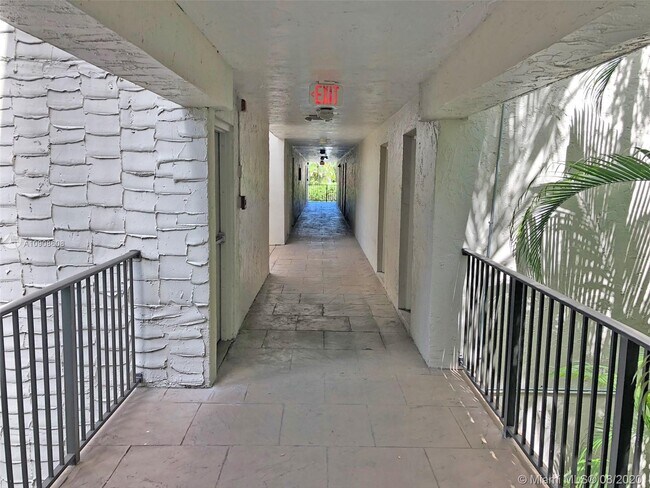 Building Photo - 6902 N Kendall Dr