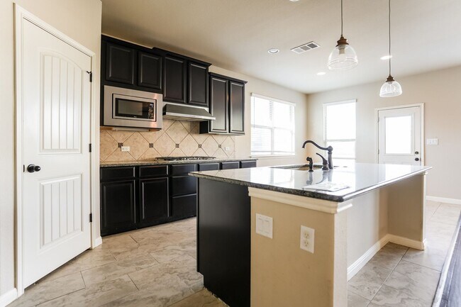 Foto del edificio - Bright, Spacious Living in an Inviting Home with Modern Finishes and Great Location