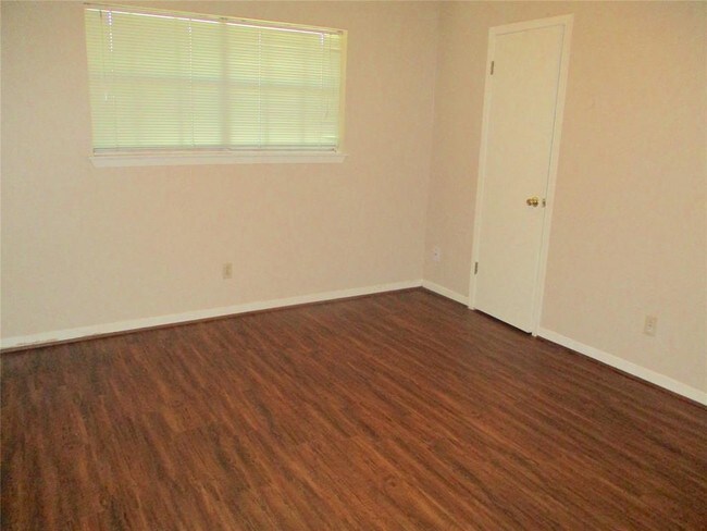 Building Photo - 10122 Shadow Wood Dr
