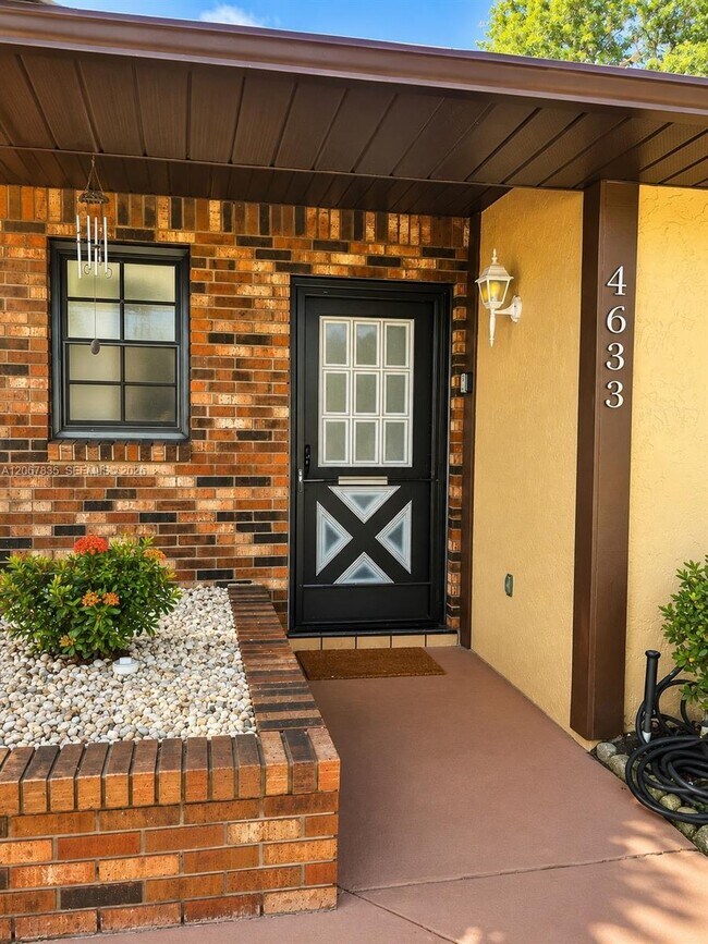 Building Photo - 4633 Vilabella Dr