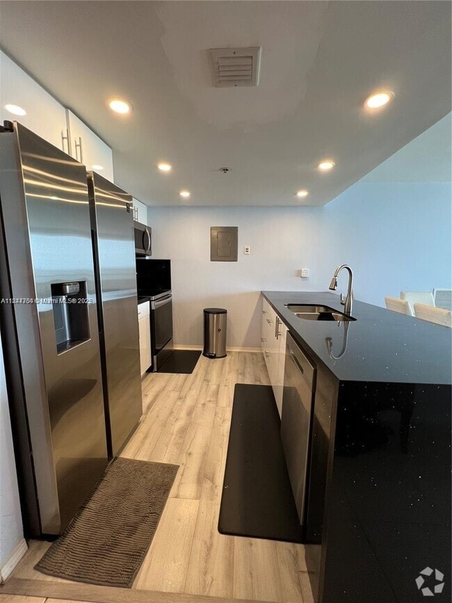 Building Photo - 7601 E Treasure Dr