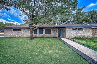 Building Photo - 2001 Oakglen Dr