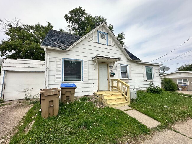 Building Photo - 510 Hiawatha St