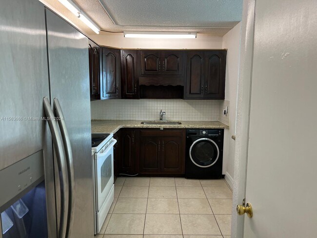 Building Photo - 14820 Naranja Lakes Blvd
