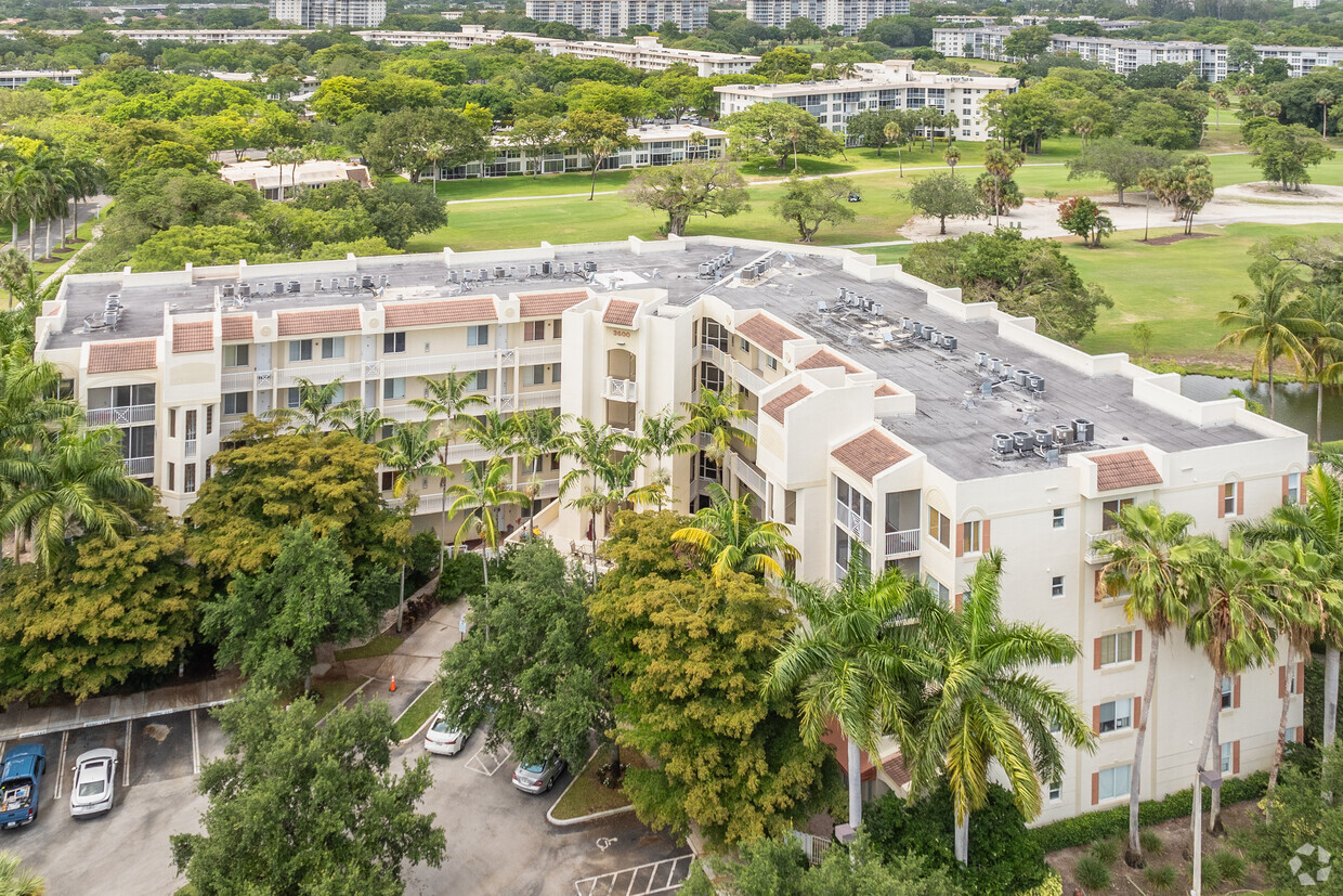 3600 Oaks Clubhouse Dr - Royal Point at Palm Aire