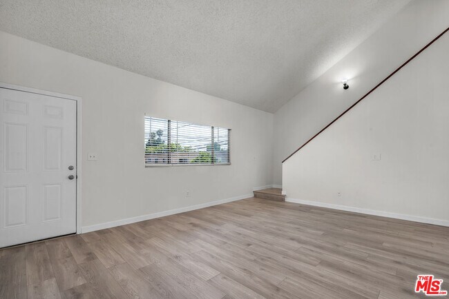 Foto del edificio - 7343 Comstock Ave