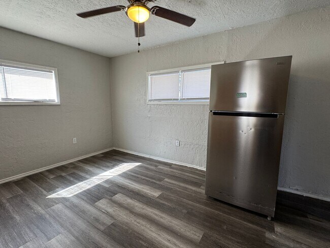 Building Photo - 1616 NW Taft- AVAILABLE NOW!