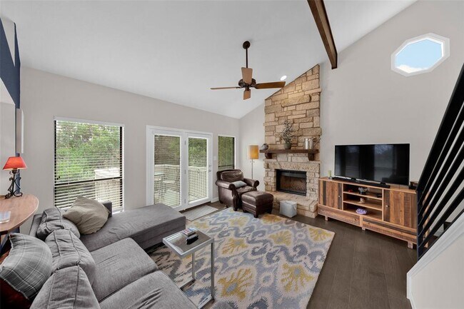 Foto del edificio - 4404 Travis Country Cir