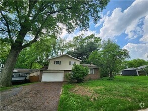Building Photo - 3032 Englewood Dr