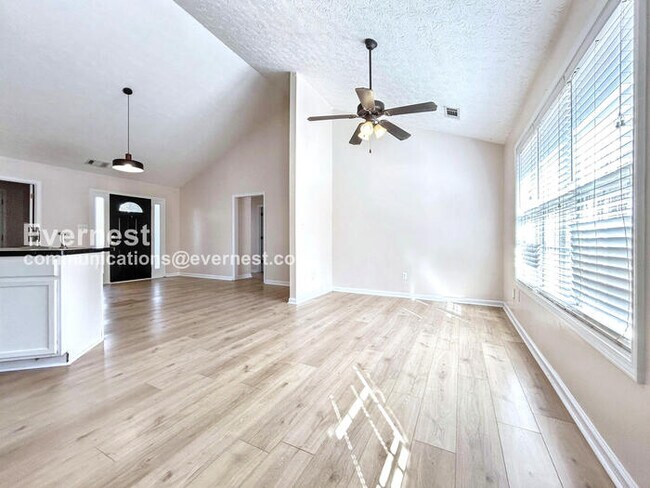Building Photo - 3 Bed/2 Bath Home with Garage / Pet-Friendly / Vouchers Accepted / Coming Soon!