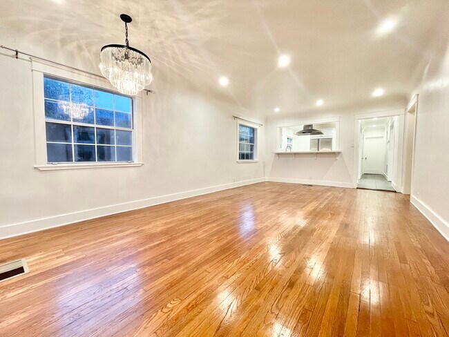 Building Photo - 1249 N Beachwood Dr