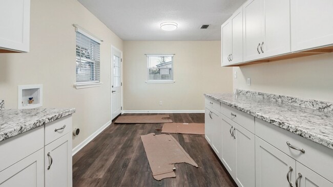 Building Photo - 3 Bedroom House
