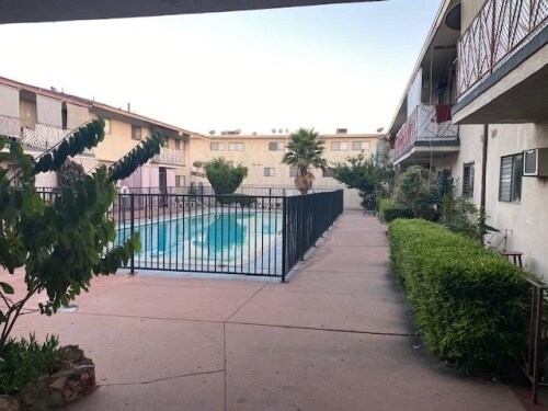 Foto del edificio - 12310 Chandler Blvd