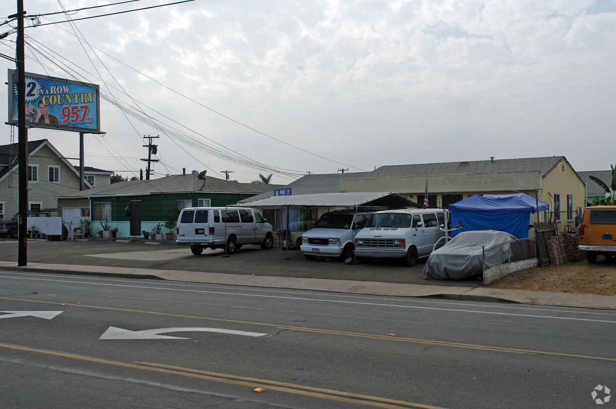 Building Photo - 1820-1830 Skyline Dr