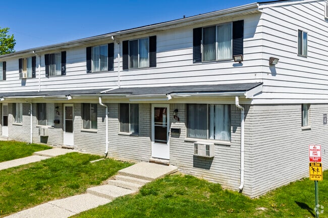 Building Photo - Grosvenor North Townhomes