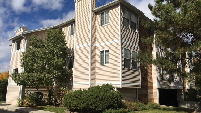 Building Photo - Great Location - Leafy Sandy Condo
