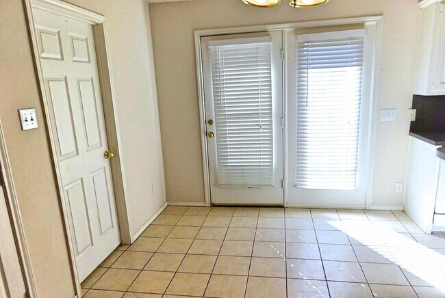 Foto del edificio - Duplex Located East of Frankford On Cul-De-Sac & Near Cooper Elementary!