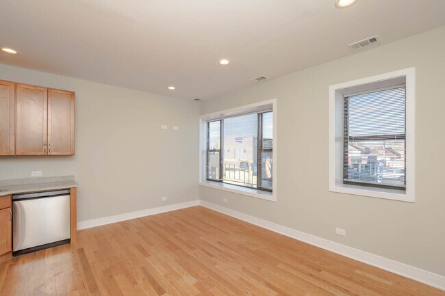 Building Photo - 5205 W Belmont Ave