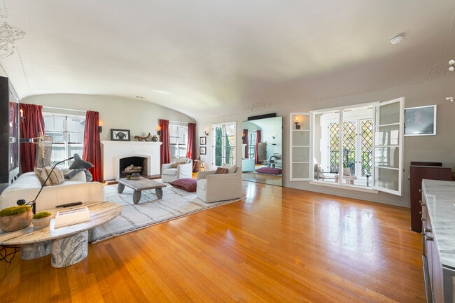 Living room - 148 S Orange Dr