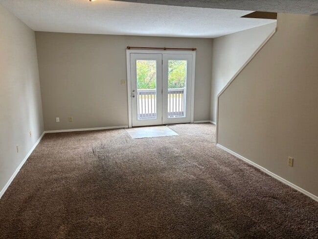 Building Photo - Spacious 3 bedroom Townhome