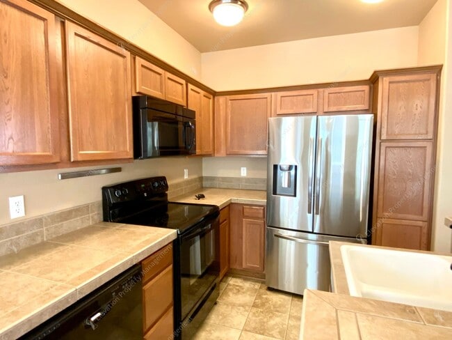 Building Photo - 2899 NE Jackdaw Dr