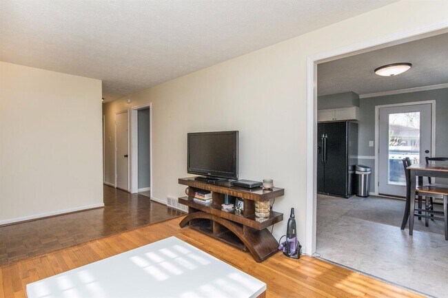 Building Photo - 3285 Aqueduct Dr