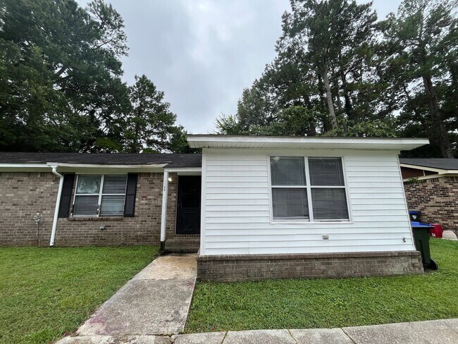 Building Photo - AVAILABLE NOW! Cute 2 bedroom duplex in co...