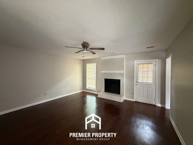 Foto del edificio - Charming 3BR/2BA Bartlett Area Home | Brick Fireplace & Bay Window
