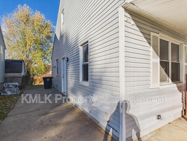 Foto del edificio - 2475 Ogden Ave