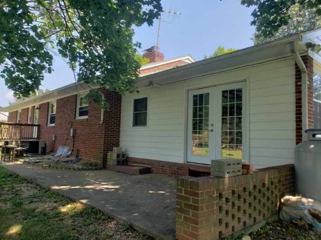 Building Photo - 8826 Yellow Springs Rd